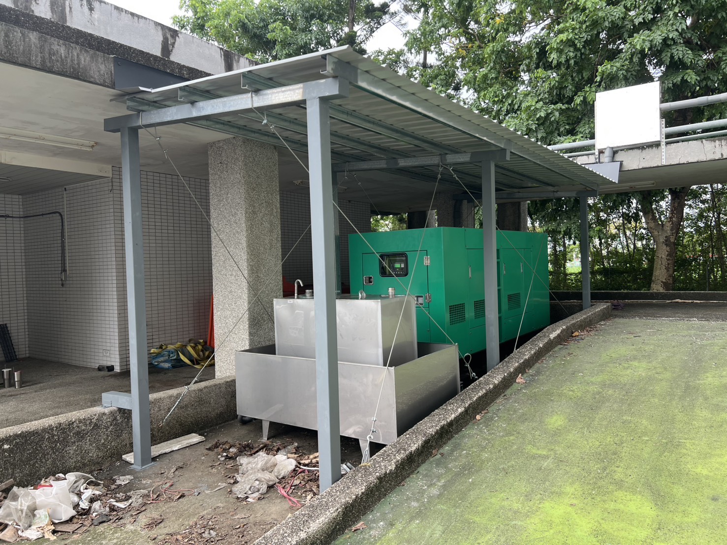 戶外備用柴油發電機油箱與防雨遮棚配置