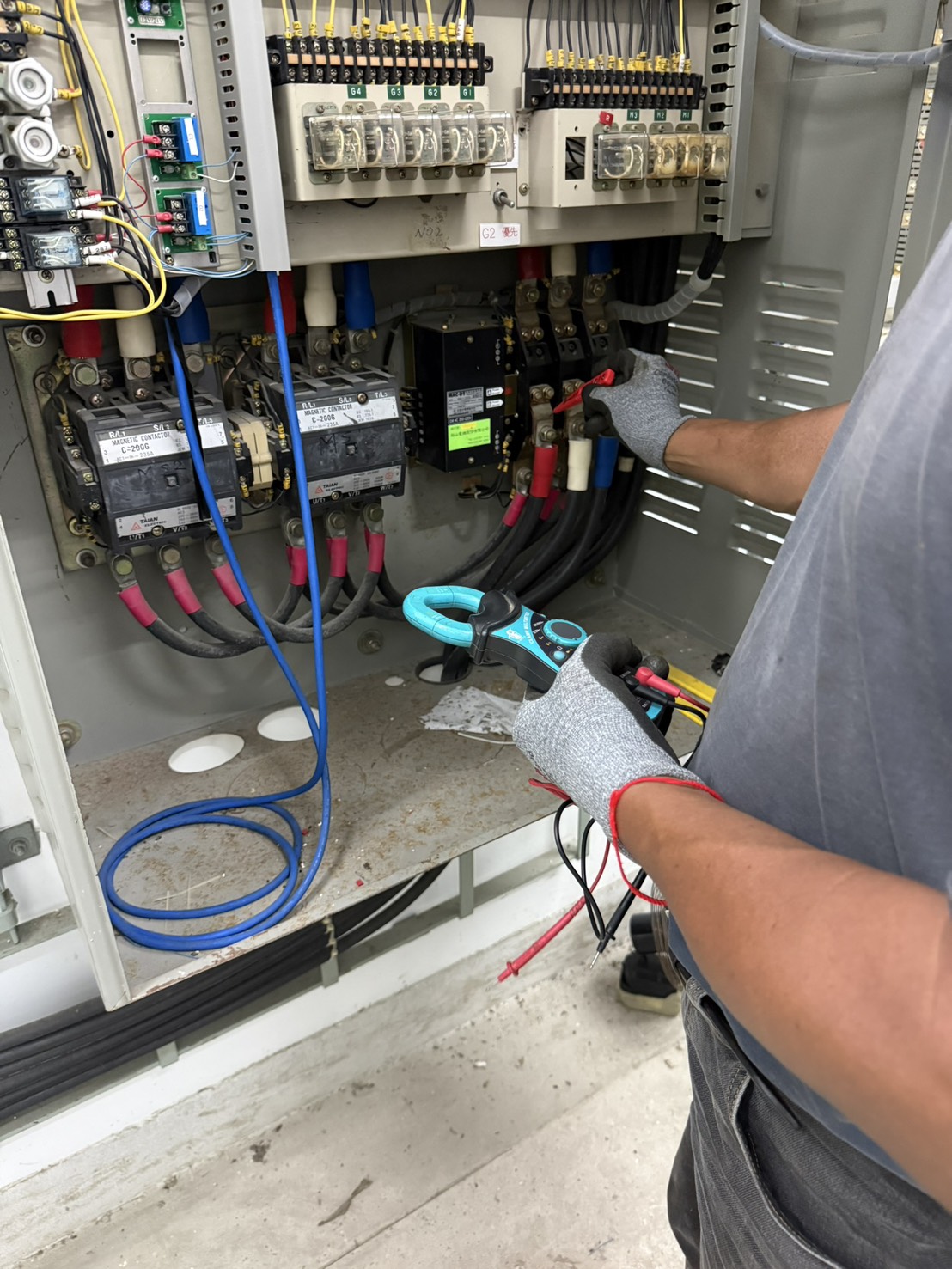 鋐誠科技技術人員使用鉤表進行配電盤電流量測