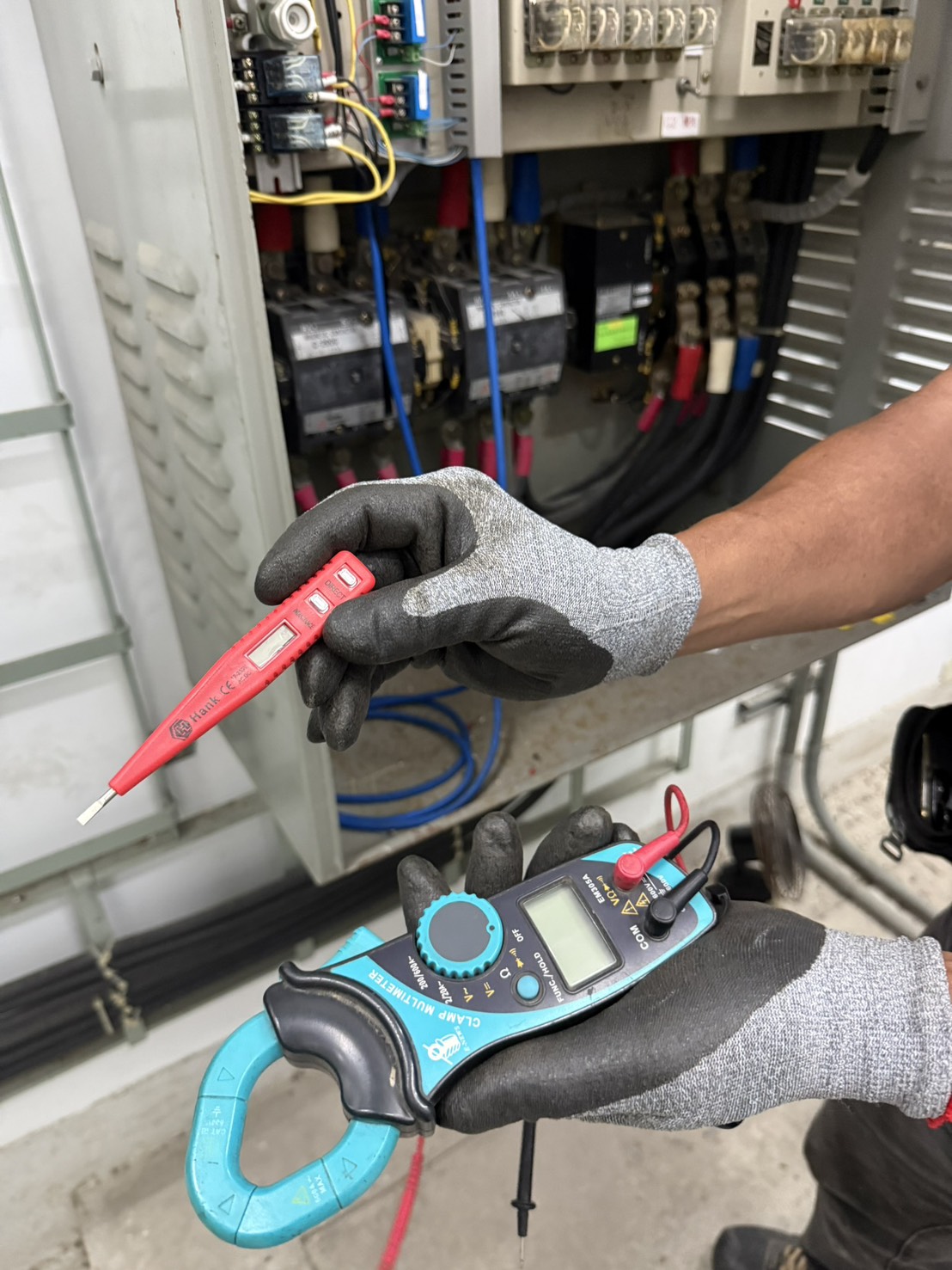 鋐誠科技技術人員使用鉤表與驗電工具檢查設備電流